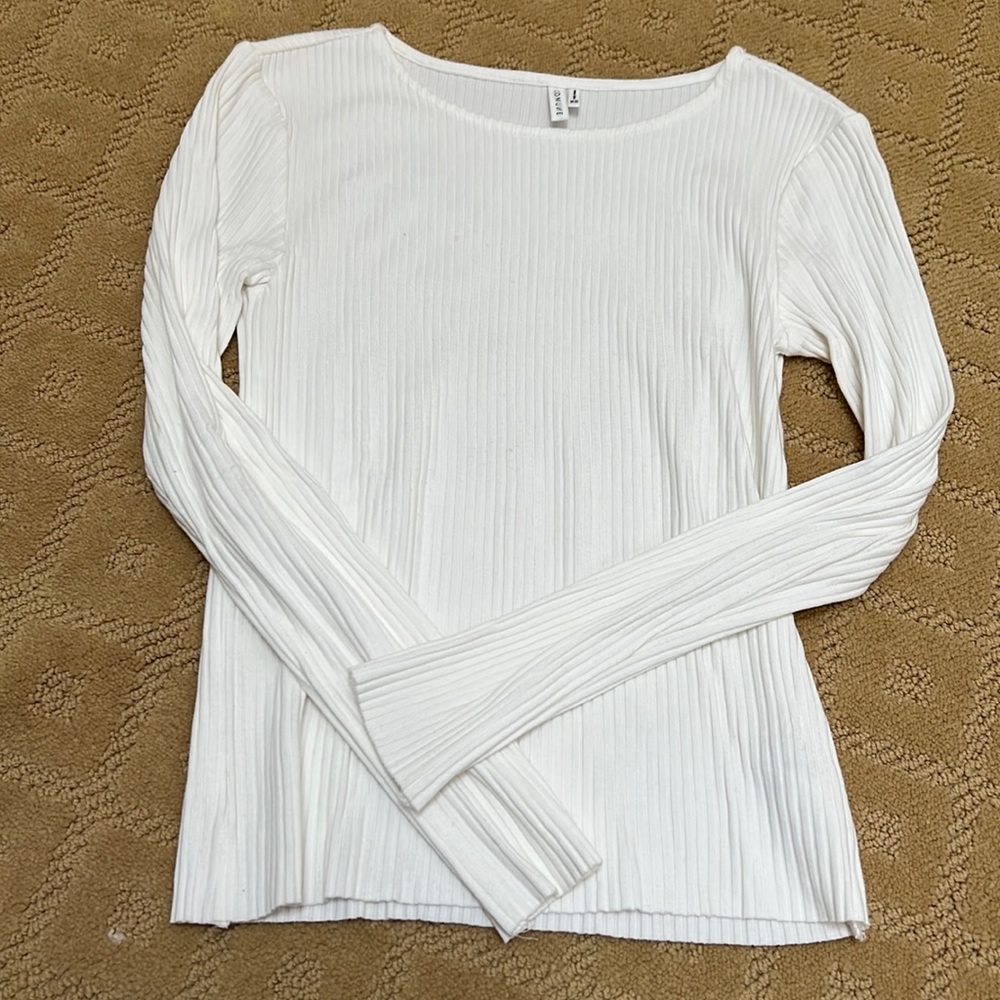 Ivory crew neck ribbed top. Lightweight